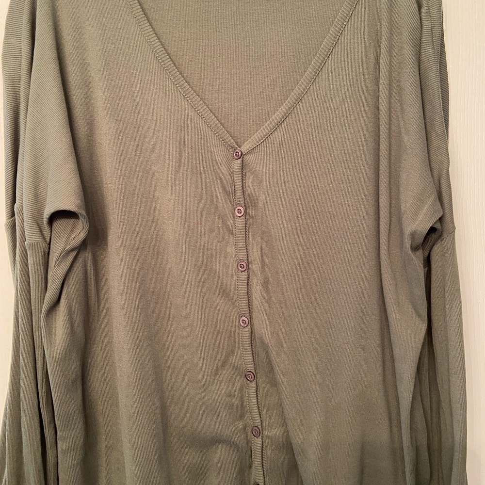Able brand long sleeve tee in green size small